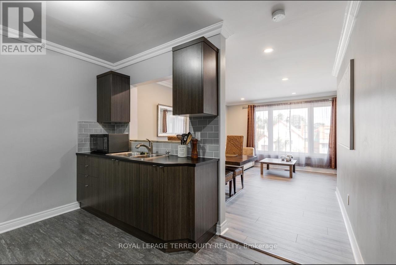 UPPER - 26A SCARLETT ROAD, Toronto, Ontario