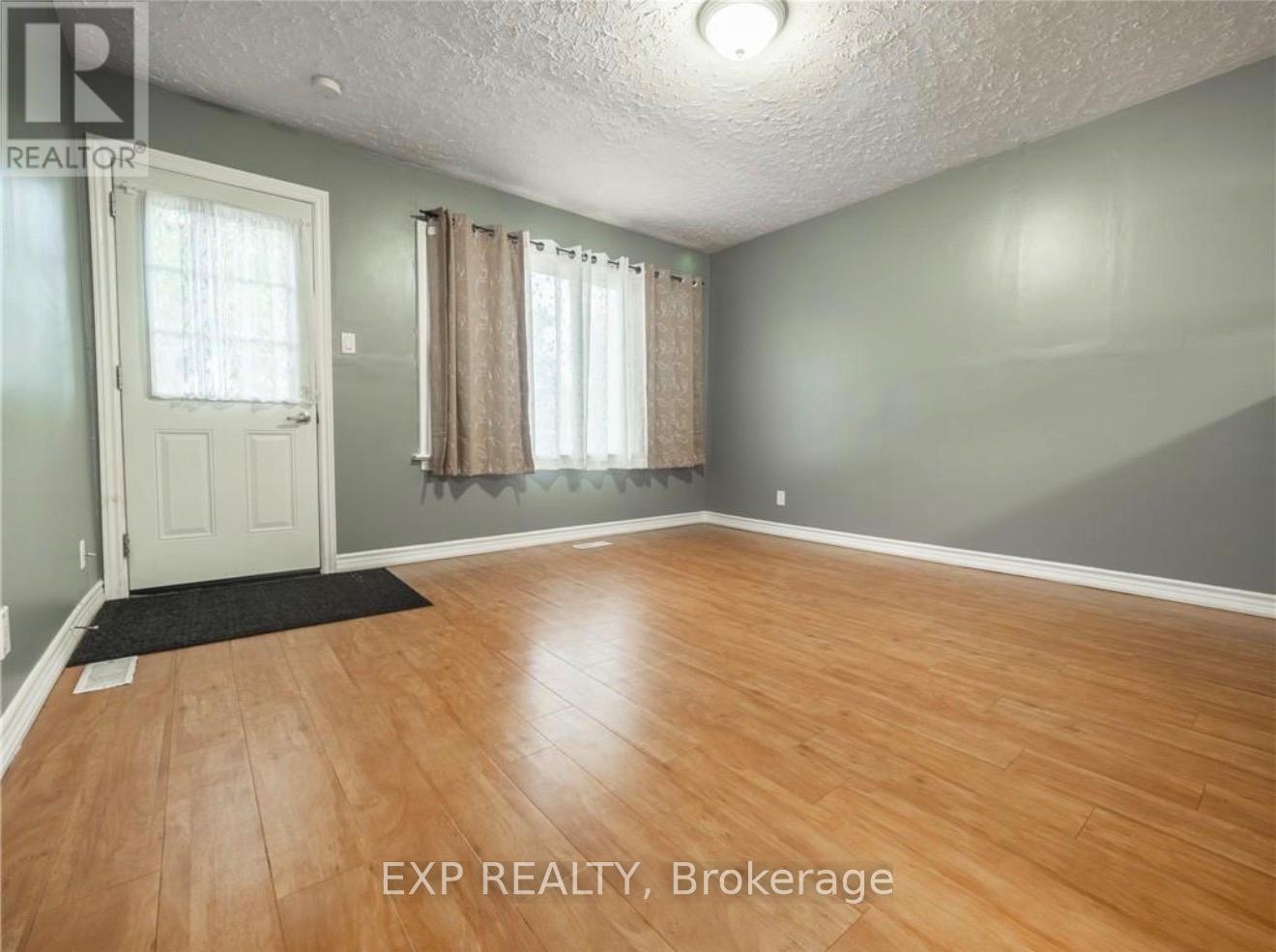 29 Rockwood Avenue, St. Catharines, Ontario  L2P 1E6 - Photo 2 - X13019530