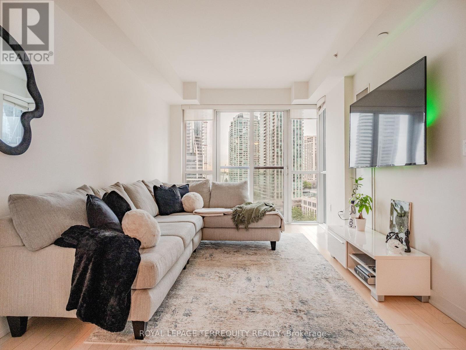 1009 - 1 The Esplanade, Toronto, Ontario  M5E 0A8 - Photo 2 - C13011714