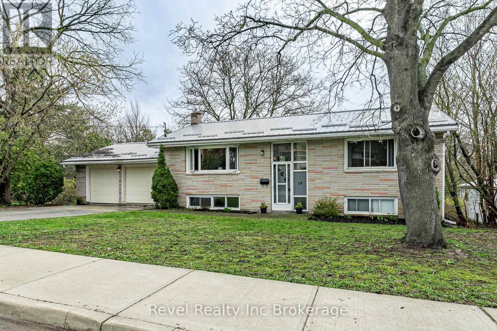 19 Dufferin Street, Ingersoll, Ontario  N5C 2E5 - Photo 2 - X13019780