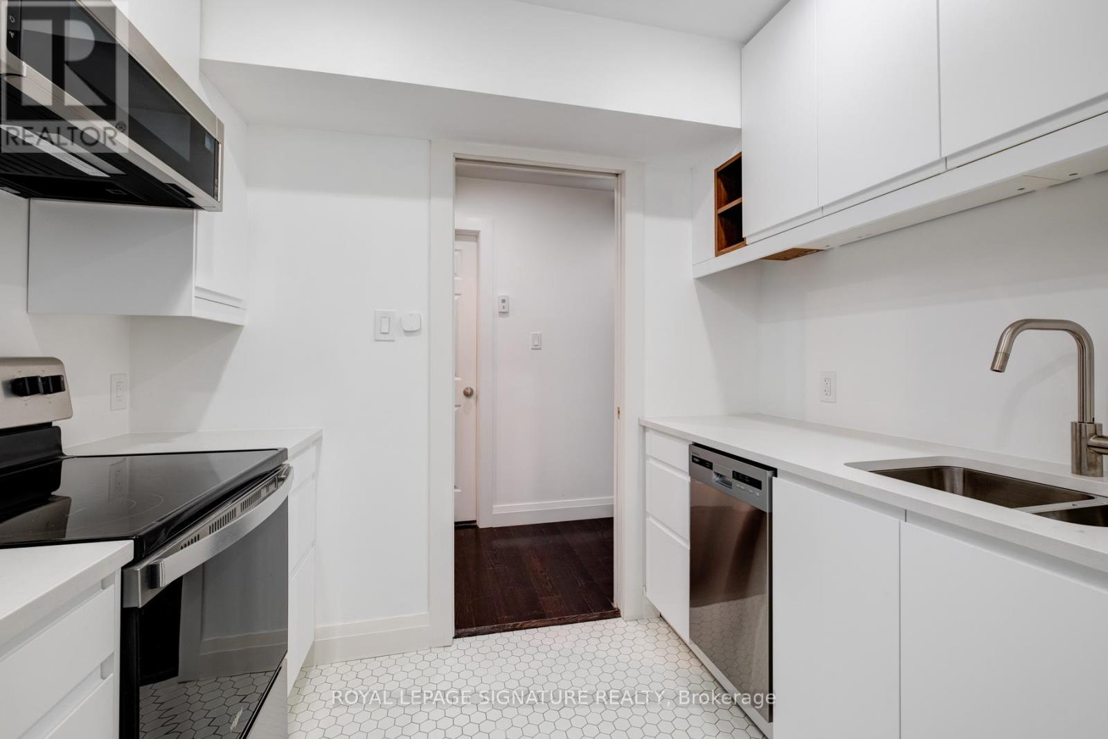 Lower - 36 Thyra Avenue, Toronto, Ontario  M4C 5G5 - Photo 9 - E13019738