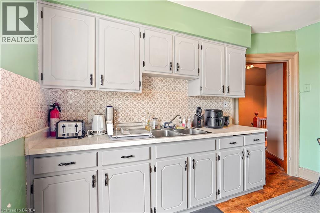 10 Henrietta Street, Brantford, Ontario  N3T 3Y9 - Photo 9 - 40820247