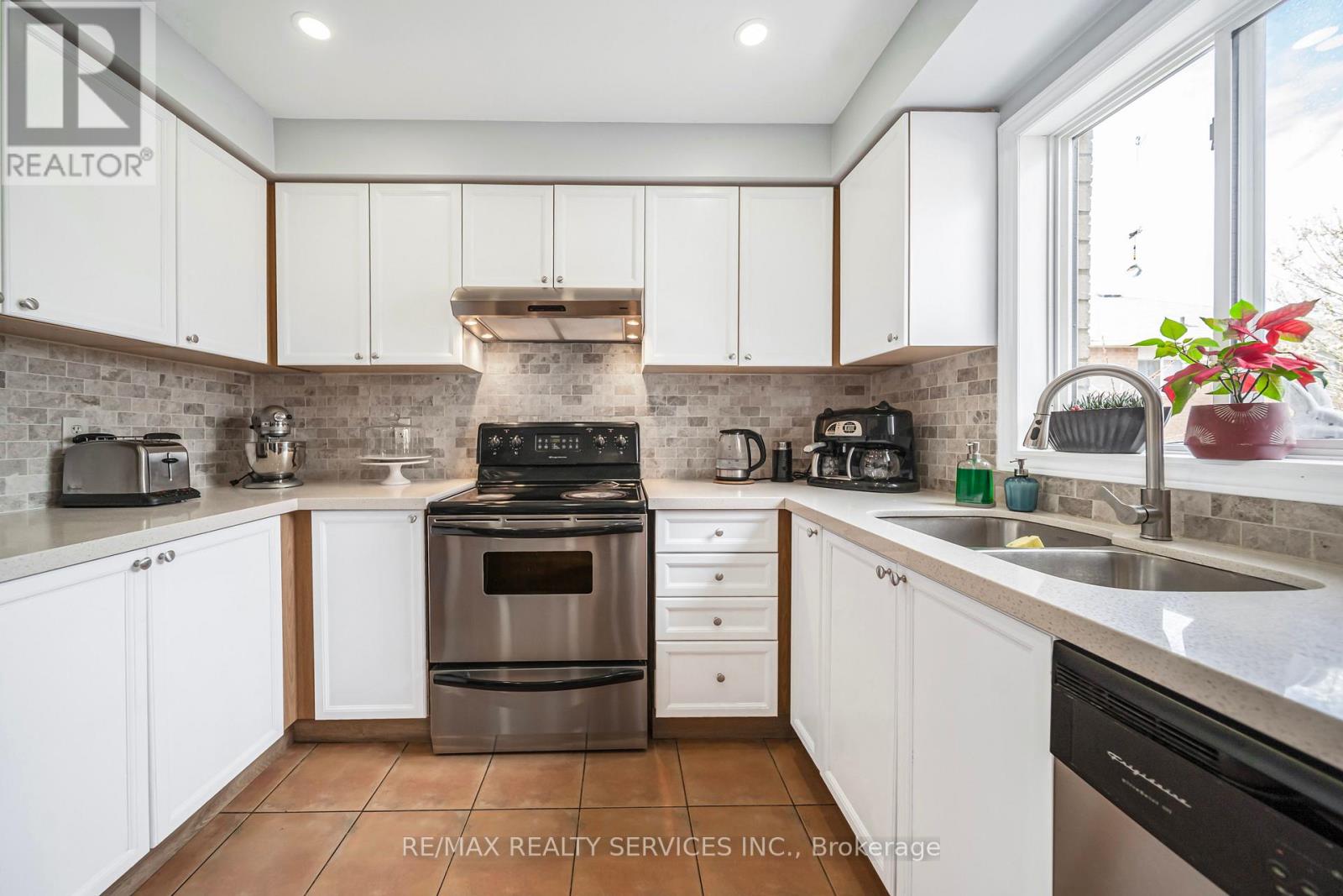 81 Roadmaster Lane, Brampton (Fletcher's Meadow), Ontario  L7A 3A8 - Photo 15 - W13019782