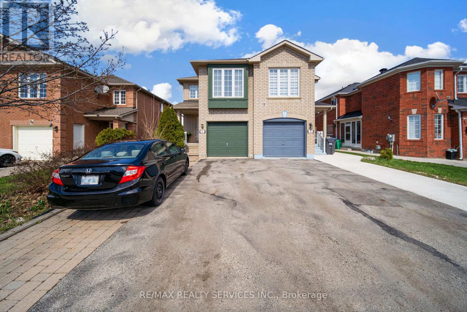 81 Roadmaster Lane, Brampton (Fletcher's Meadow), Ontario  L7A 3A8 - Photo 2 - W13019782