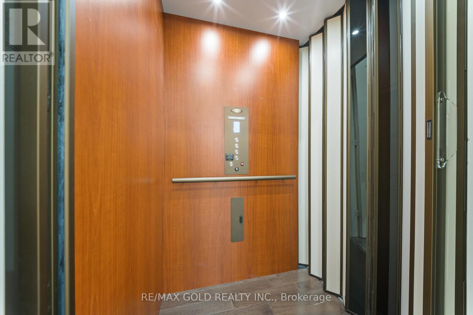 8 Markey Court, Brampton, Ontario  L6P 4L1 - Photo 11 - W12849302