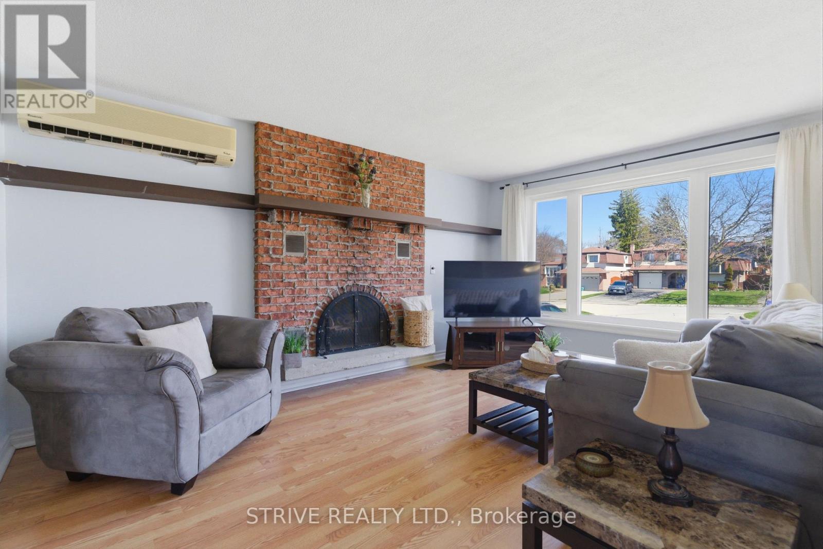 524 Lisbon Court, Oshawa, Ontario  L1J 6R3 - Photo 5 - E13020204