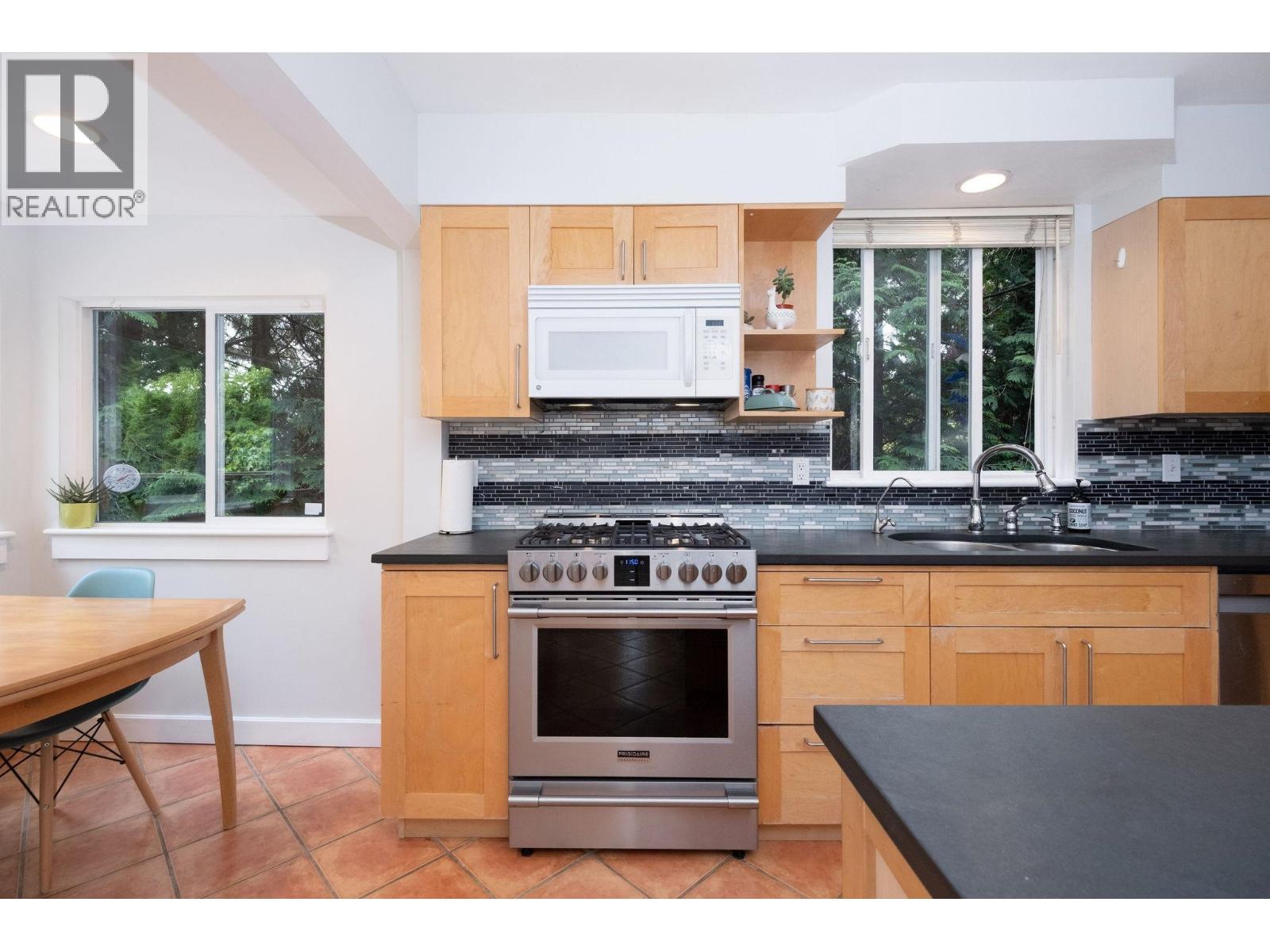 1075 Gladwin Drive, North Vancouver, British Columbia  V7R 1A1 - Photo 8 - R3072274