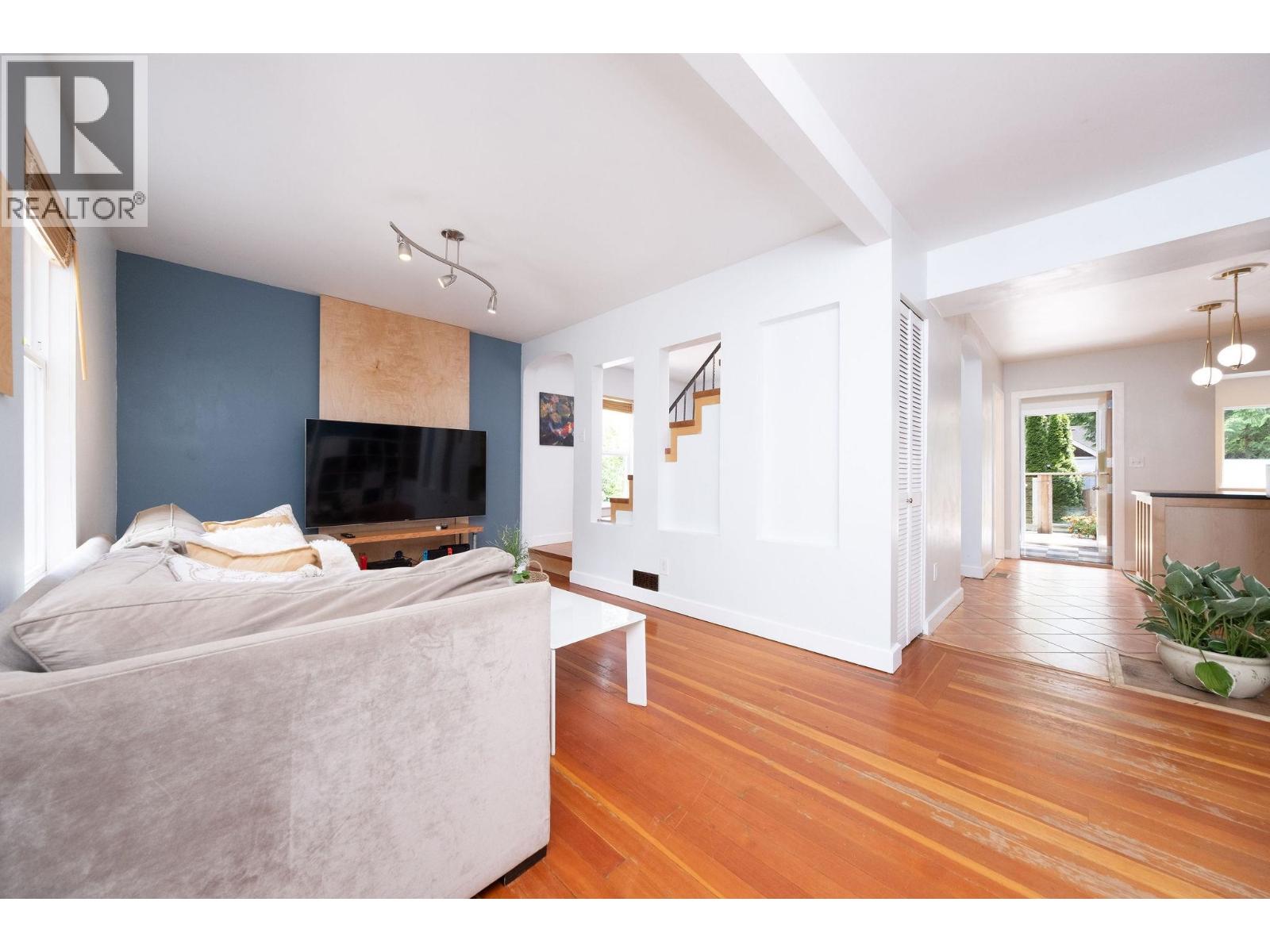 1075 Gladwin Drive, North Vancouver, British Columbia  V7R 1A1 - Photo 12 - R3072274