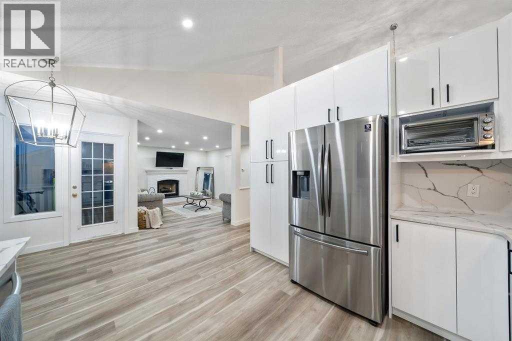 16 Sandringham Close NW, Calgary, Alberta  T3K 3W8 - Photo 8 - A2286563