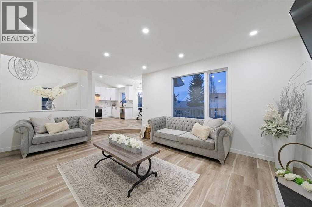 16 Sandringham Close NW, Calgary, Alberta  T3K 3W8 - Photo 9 - A2286563