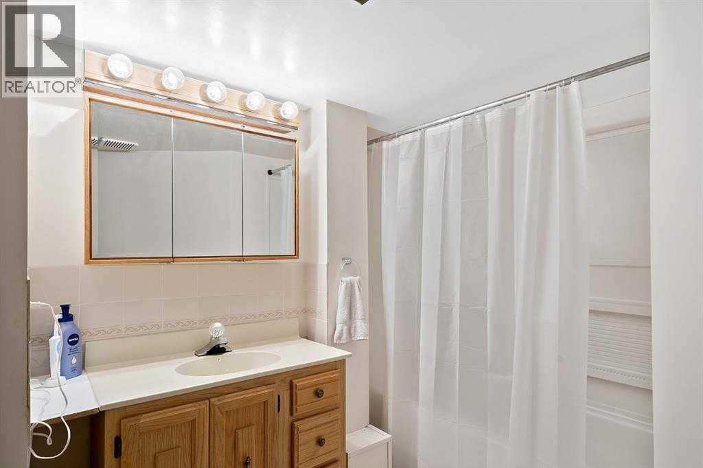 16 Sandringham Close NW, Calgary, Alberta  T3K 3W8 - Photo 36 - A2286563