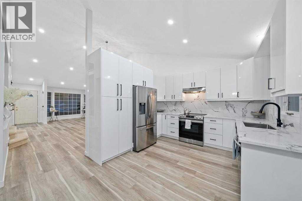 16 Sandringham Close NW, Calgary, Alberta  T3K 3W8 - Photo 5 - A2286563