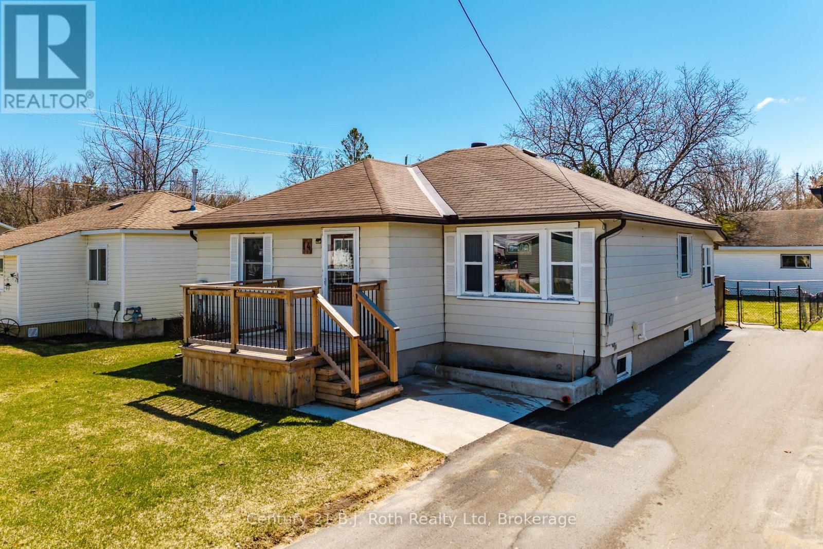 14 Wolfe Street, Penetanguishene, Ontario  L9M 1B9 - Photo 2 - S13020104