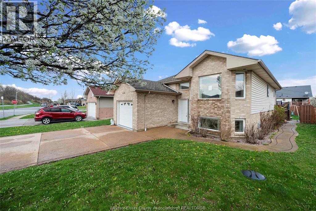 2336 Radcliff Avenue, Windsor, Ontario  N8P 1V5 - Photo 2 - 26008599