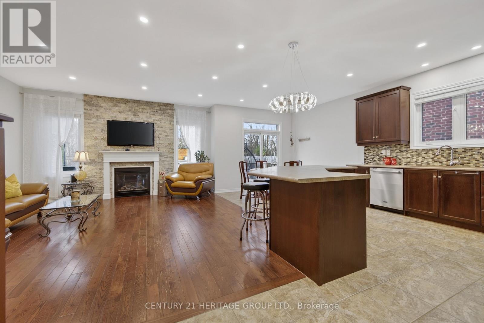 136 Riveredge Drive, Georgina, Ontario  L4P 2P3 - Photo 7 - N13020152