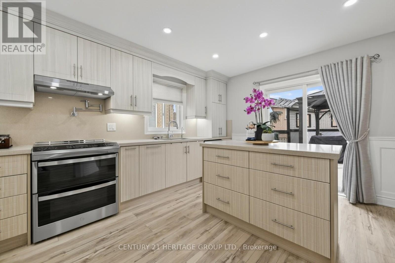 137 Cunningham Drive, Barrie (Ardagh), Ontario  L4N 5R3 - Photo 10 - S13019992