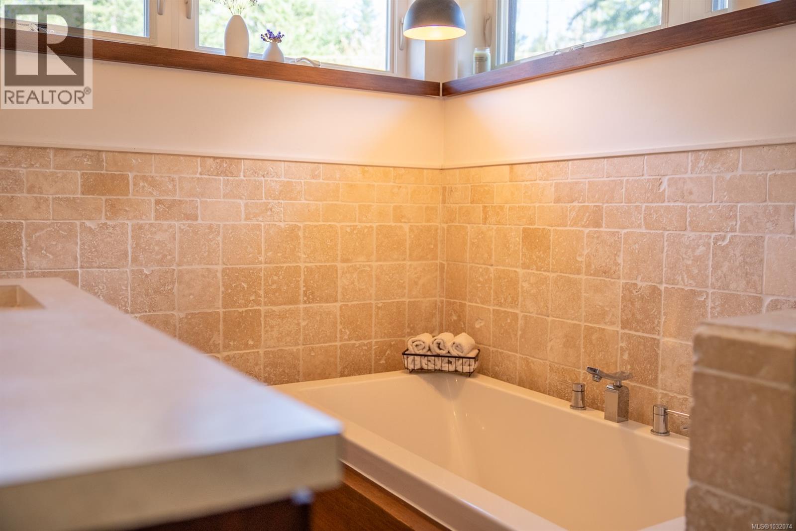 5582 Hooson Rd, Pender Island, British Columbia  V0N 2M1 - Photo 14 - 1032074