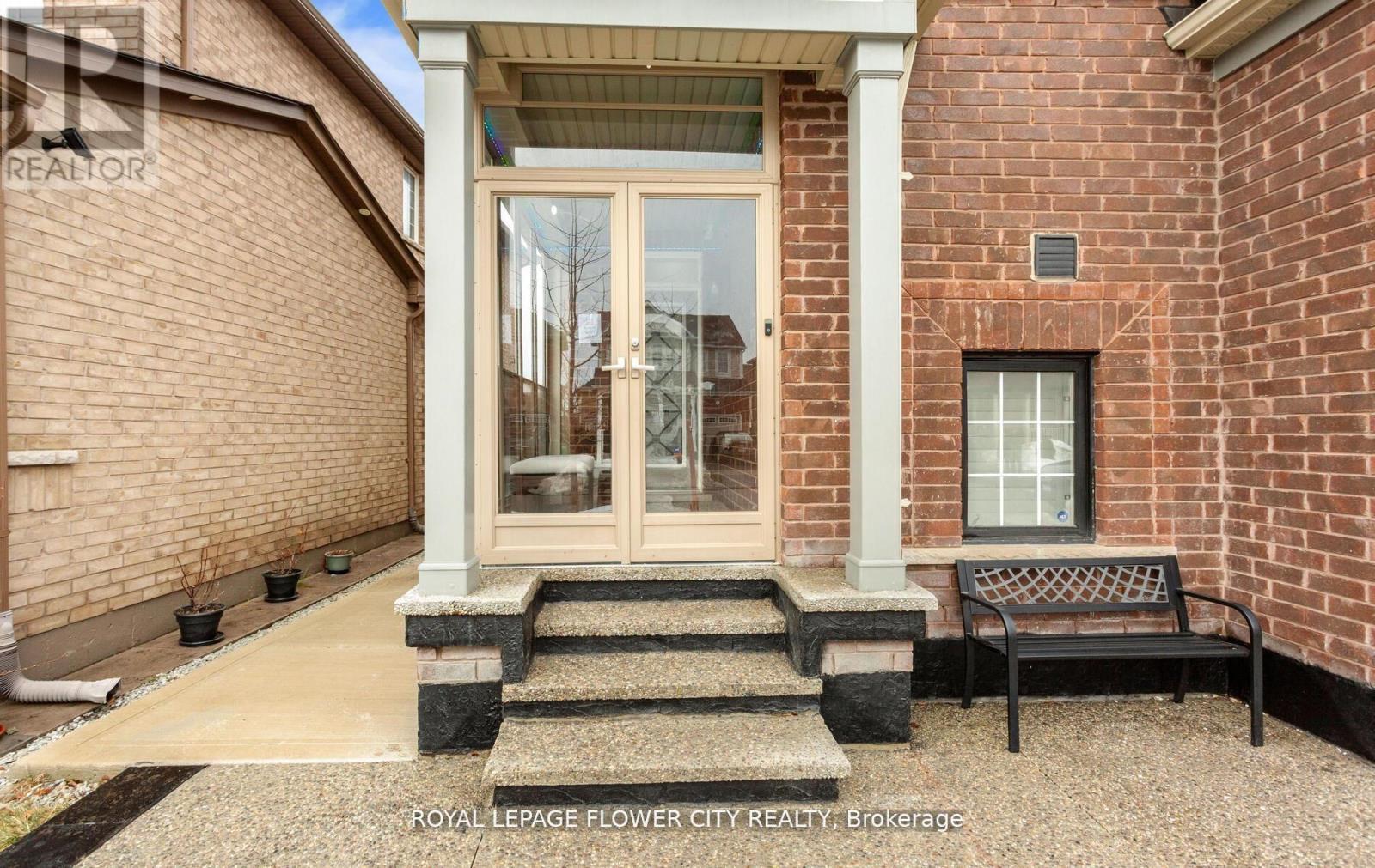 21 Arkwright Drive, Brampton, Ontario  L7A 0V2 - Photo 5 - W13020034