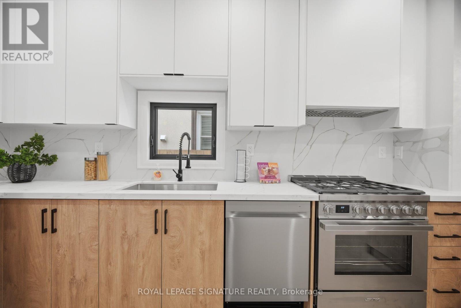 241 Maria Street, Toronto, Ontario  M6P 1W6 - Photo 14 - W13020072