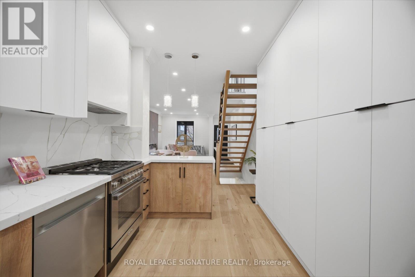 241 Maria Street, Toronto, Ontario  M6P 1W6 - Photo 15 - W13020072