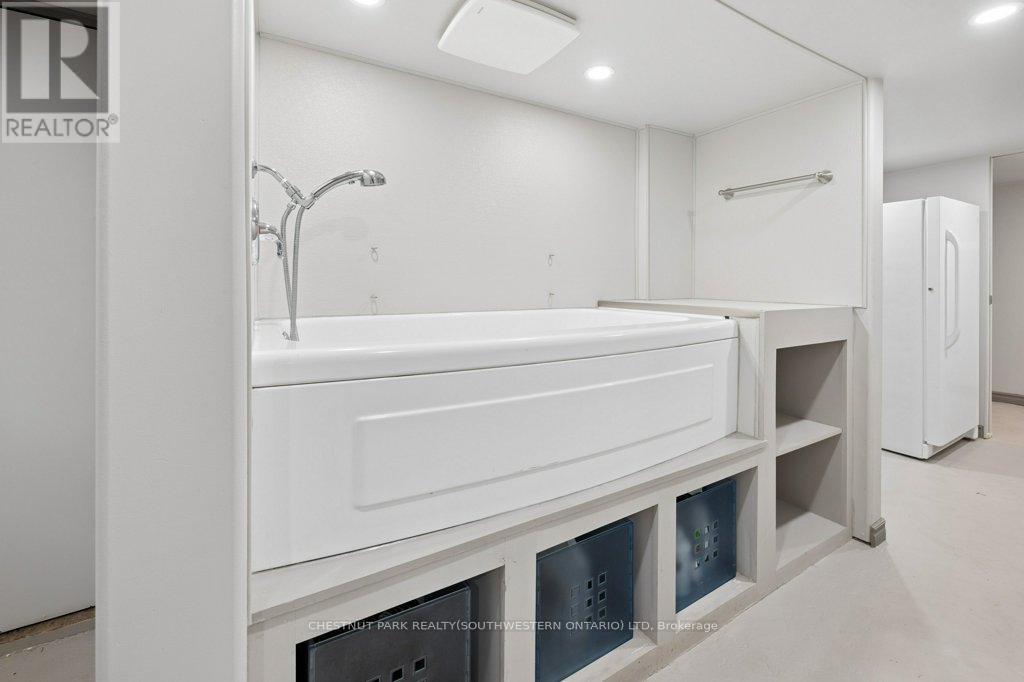 43 Krug Street, Kitchener, Ontario  N2H 2X5 - Photo 32 - X13020048