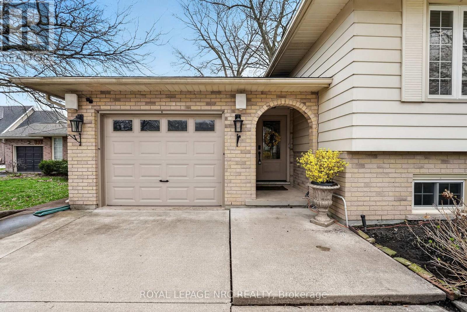 7438 Petrullo Court, Niagara Falls, Ontario  L2H 2K4 - Photo 5 - X13020370