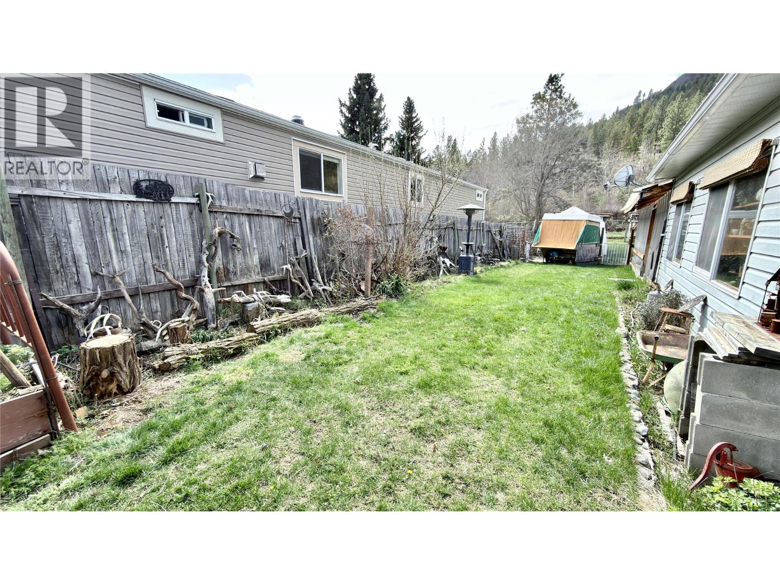 670 Central Avenue, Midway, British Columbia  V0H 1M0 - Photo 3 - 10384050