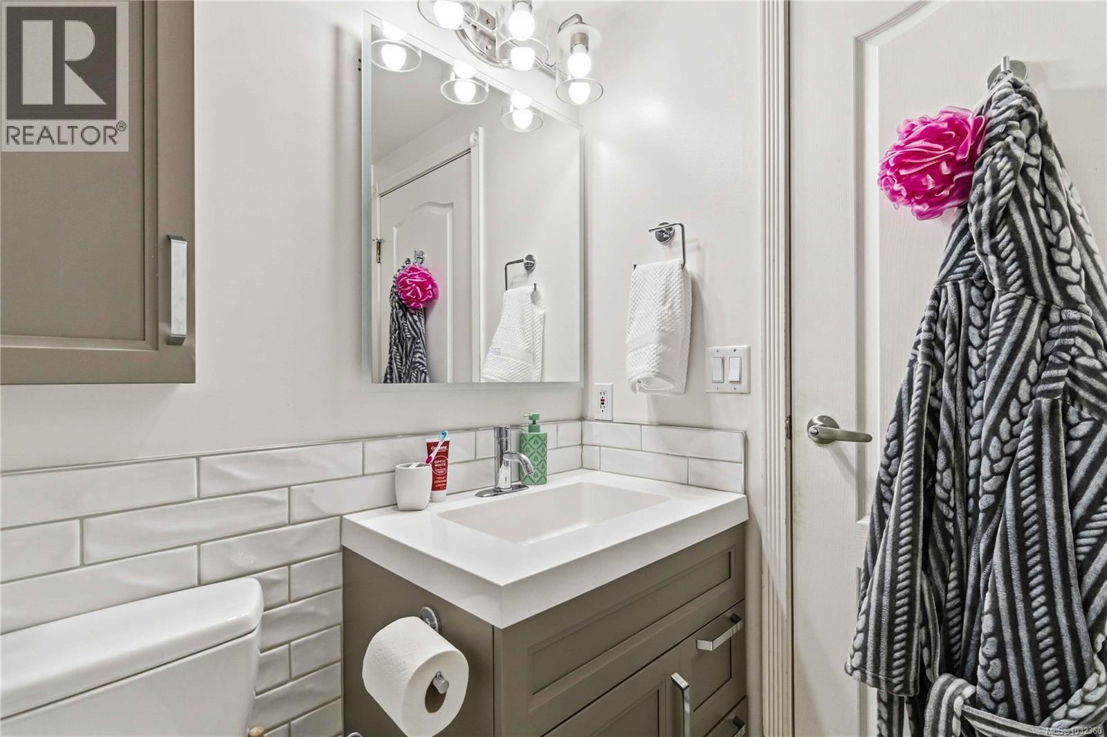 211 1371 Hillside Ave, Victoria, British Columbia  V8T 2B3 - Photo 21 - 1032360