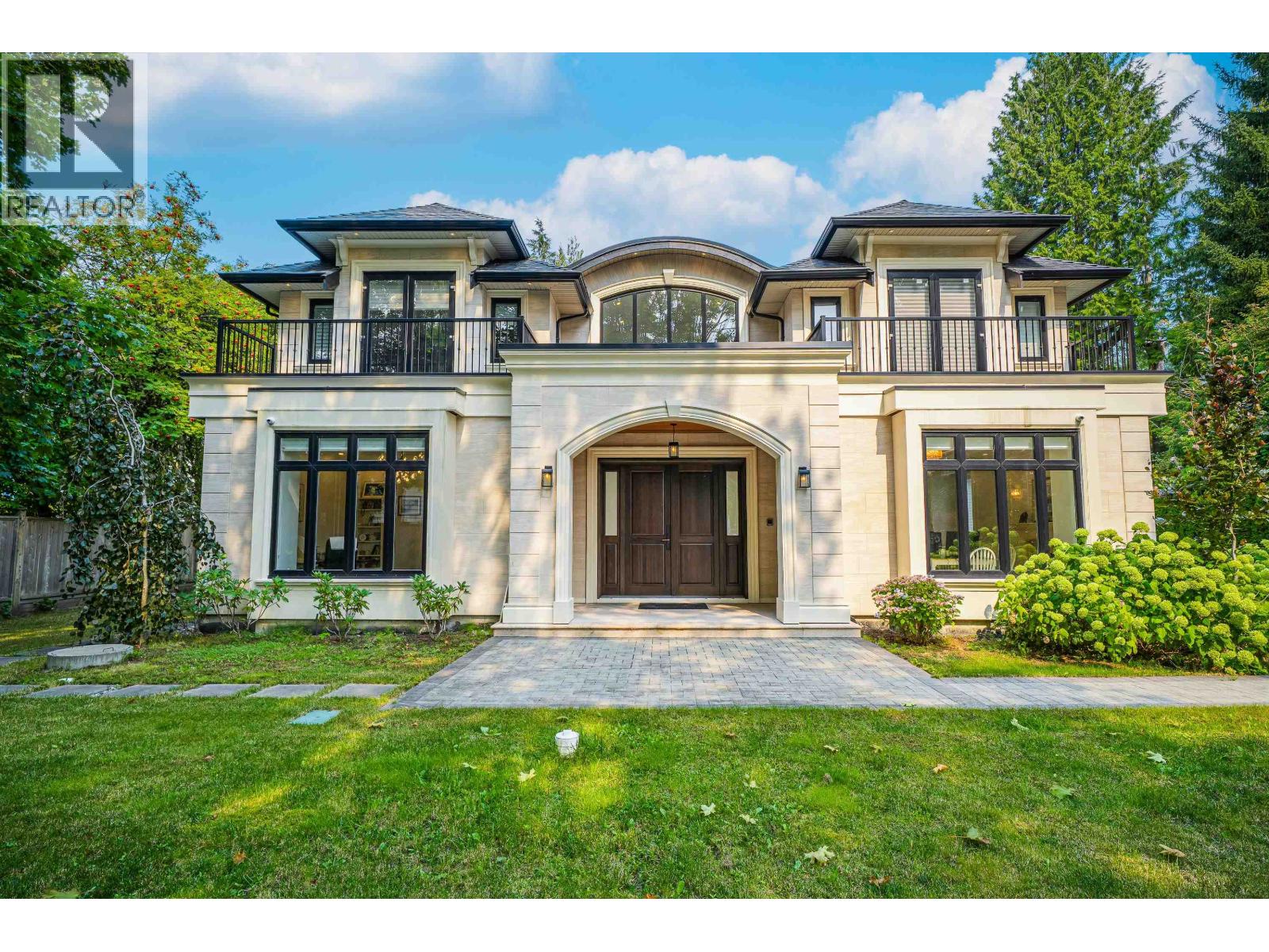 1048 Handsworth Road, North Vancouver, British Columbia  V7R 2A6 - Photo 2 - R3092740