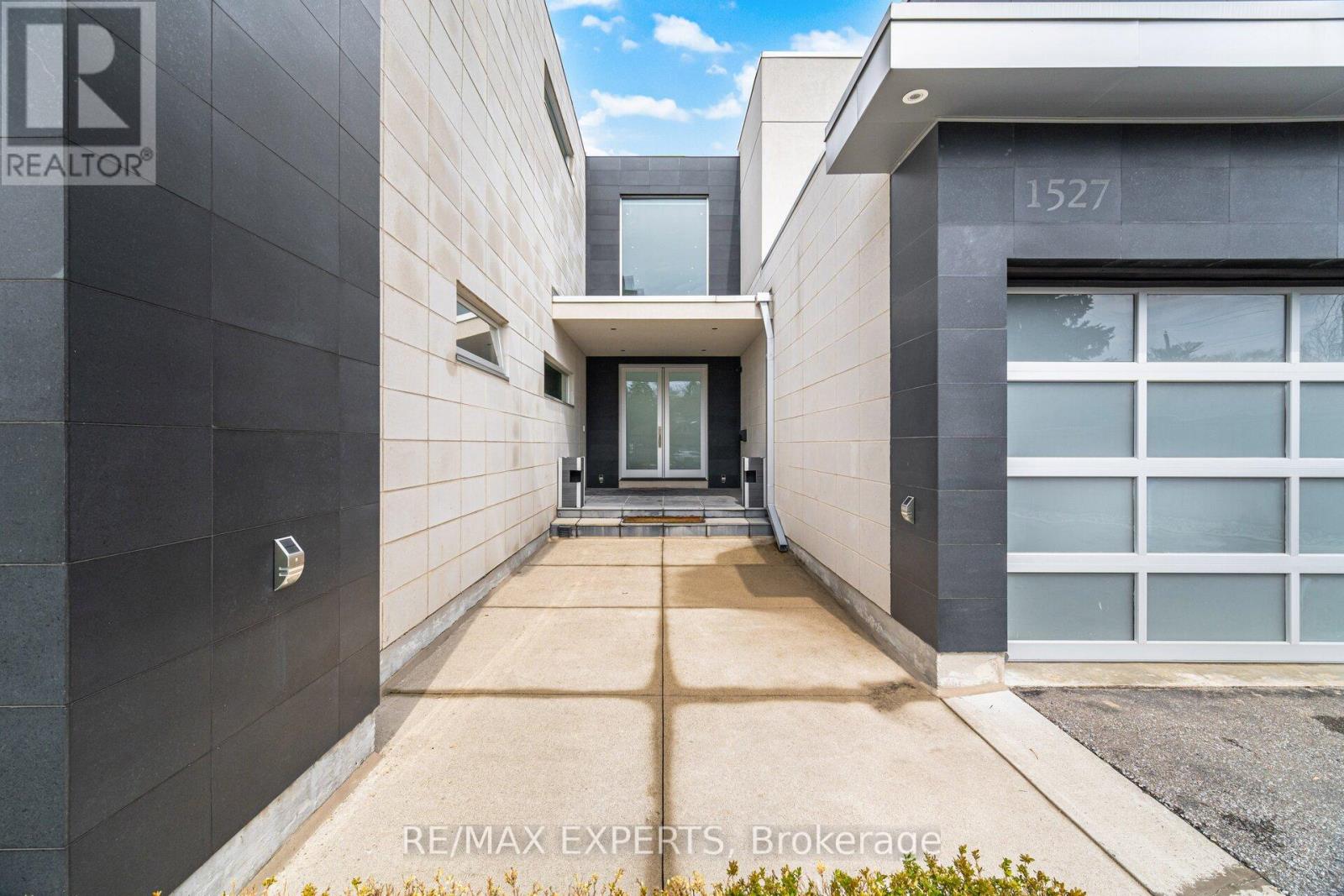 1527 Glenhill Crescent, Mississauga, Ontario  L5H 3C4 - Photo 2 - W13020210