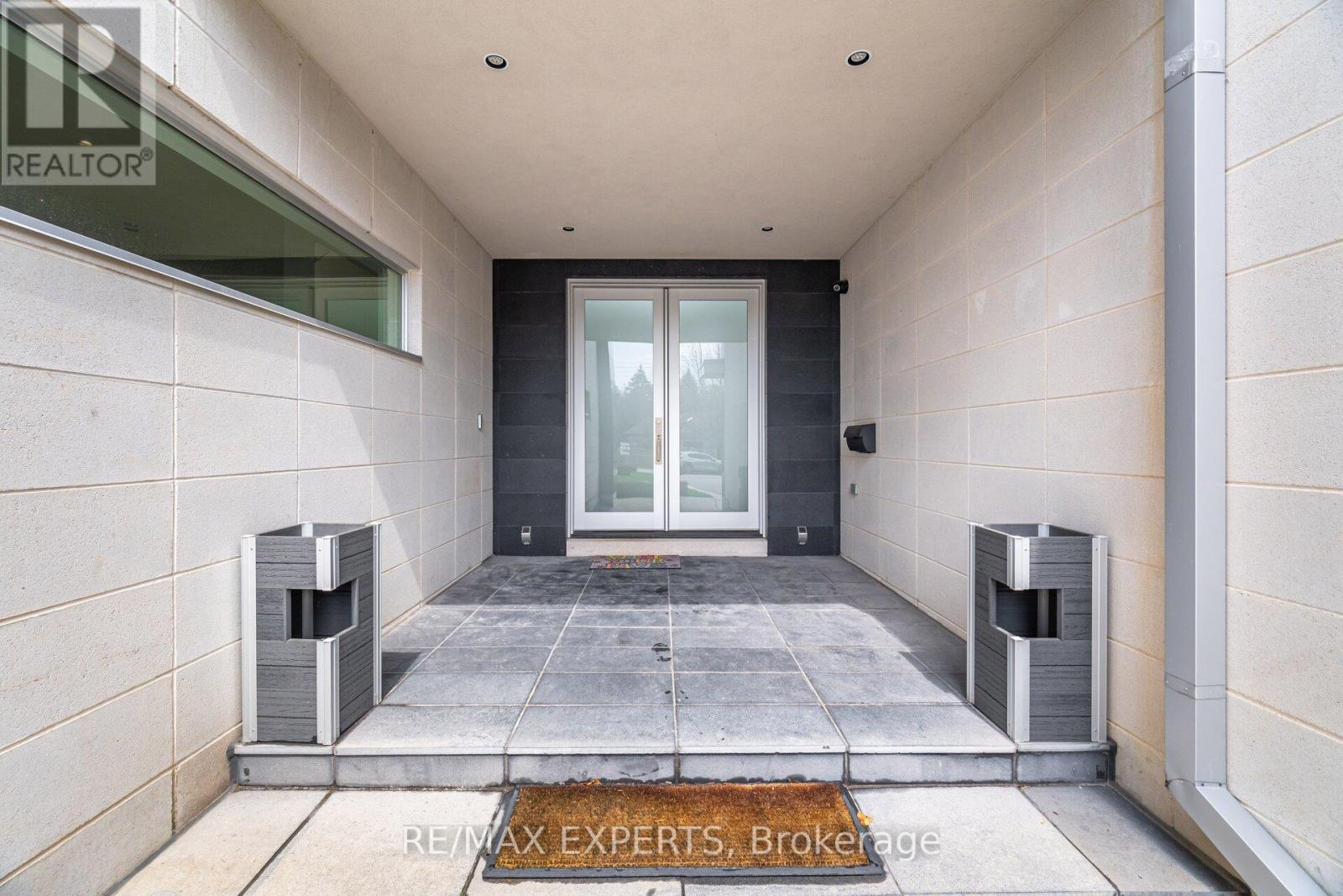 1527 Glenhill Crescent, Mississauga, Ontario  L5H 3C4 - Photo 3 - W13020210