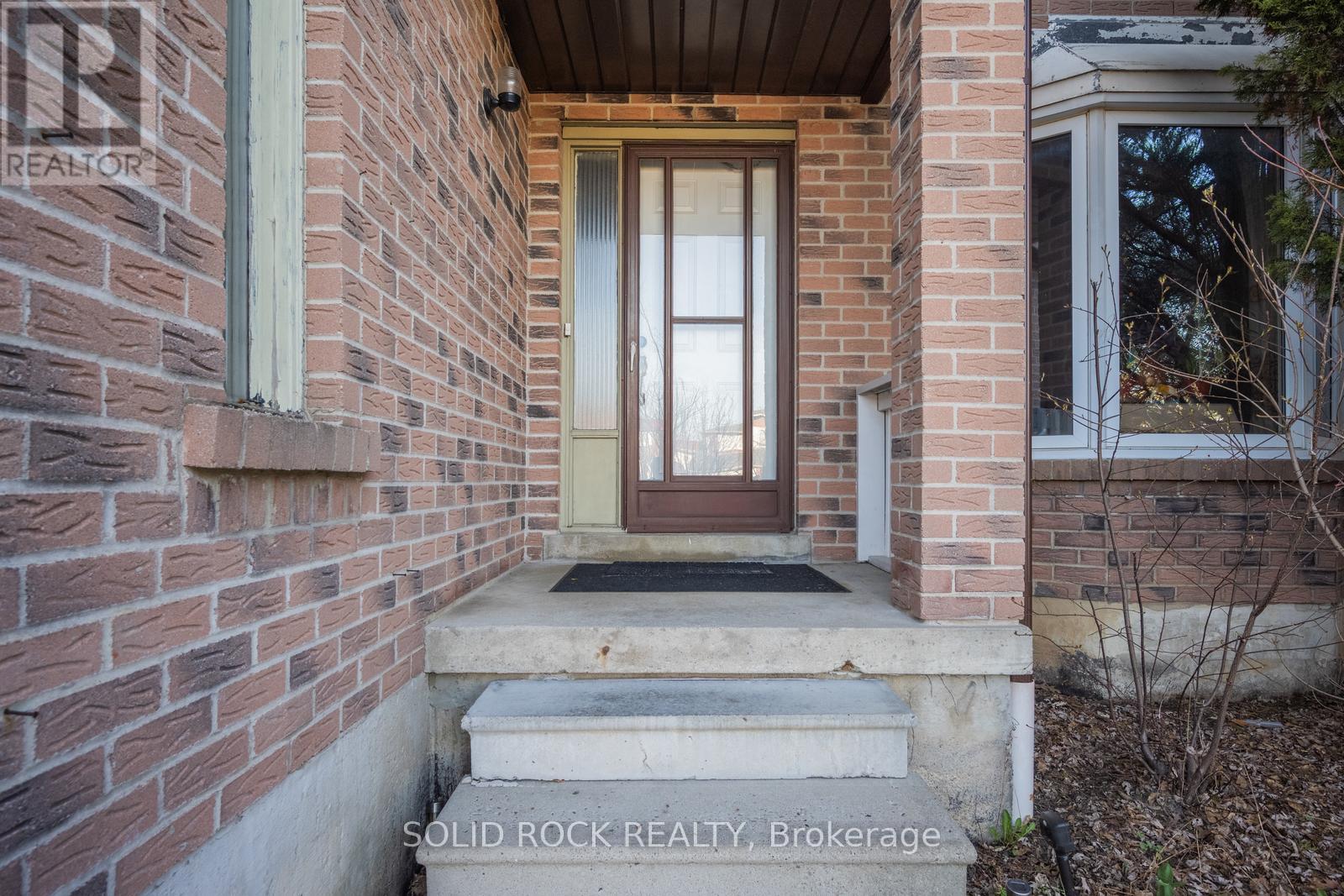 1335 Quinpool Court, Mississauga (Creditview), Ontario  L5C 4J3 - Photo 3 - W13020374