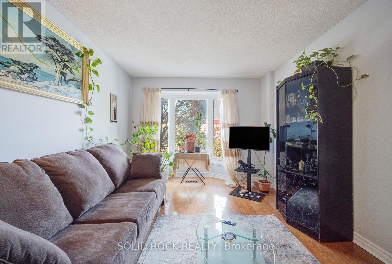 1335 Quinpool Court, Mississauga (Creditview), Ontario  L5C 4J3 - Photo 6 - W13020374