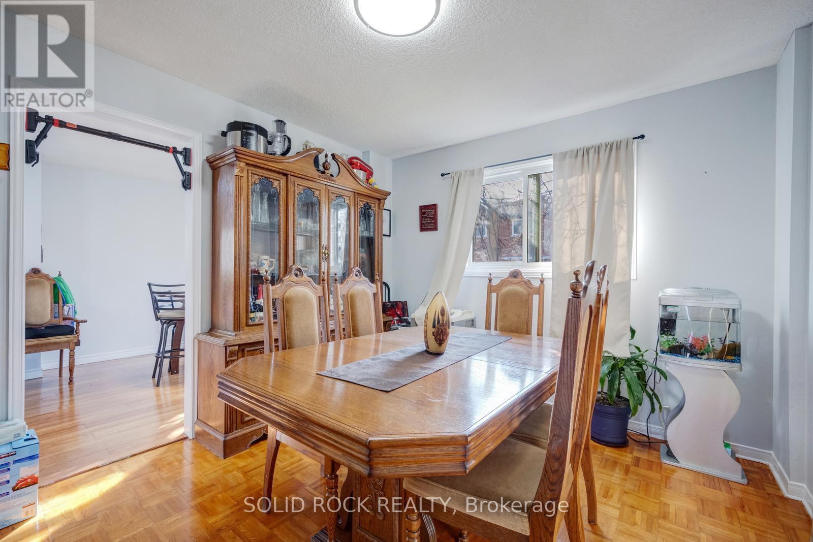 1335 Quinpool Court, Mississauga (Creditview), Ontario  L5C 4J3 - Photo 7 - W13020374