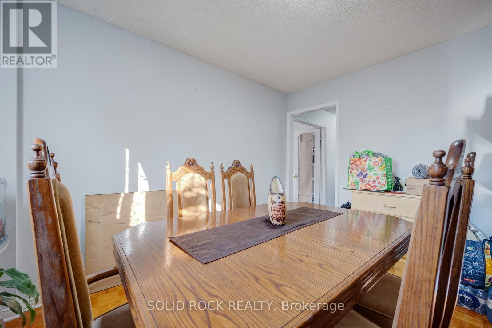 1335 Quinpool Court, Mississauga (Creditview), Ontario  L5C 4J3 - Photo 8 - W13020374