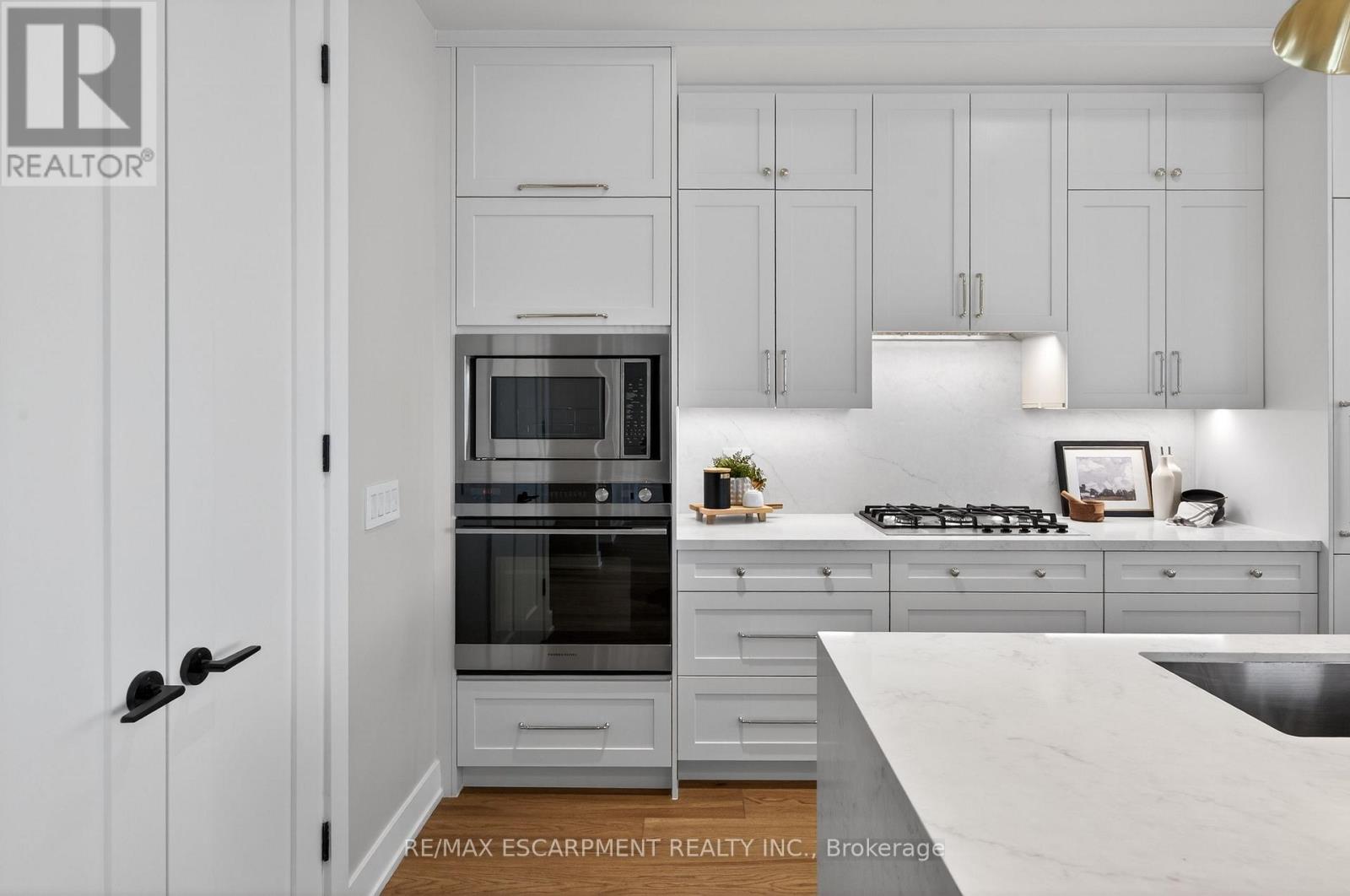 401 - 123 Maurice Drive, Oakville, Ontario  L6K 2W6 - Photo 4 - W13020438