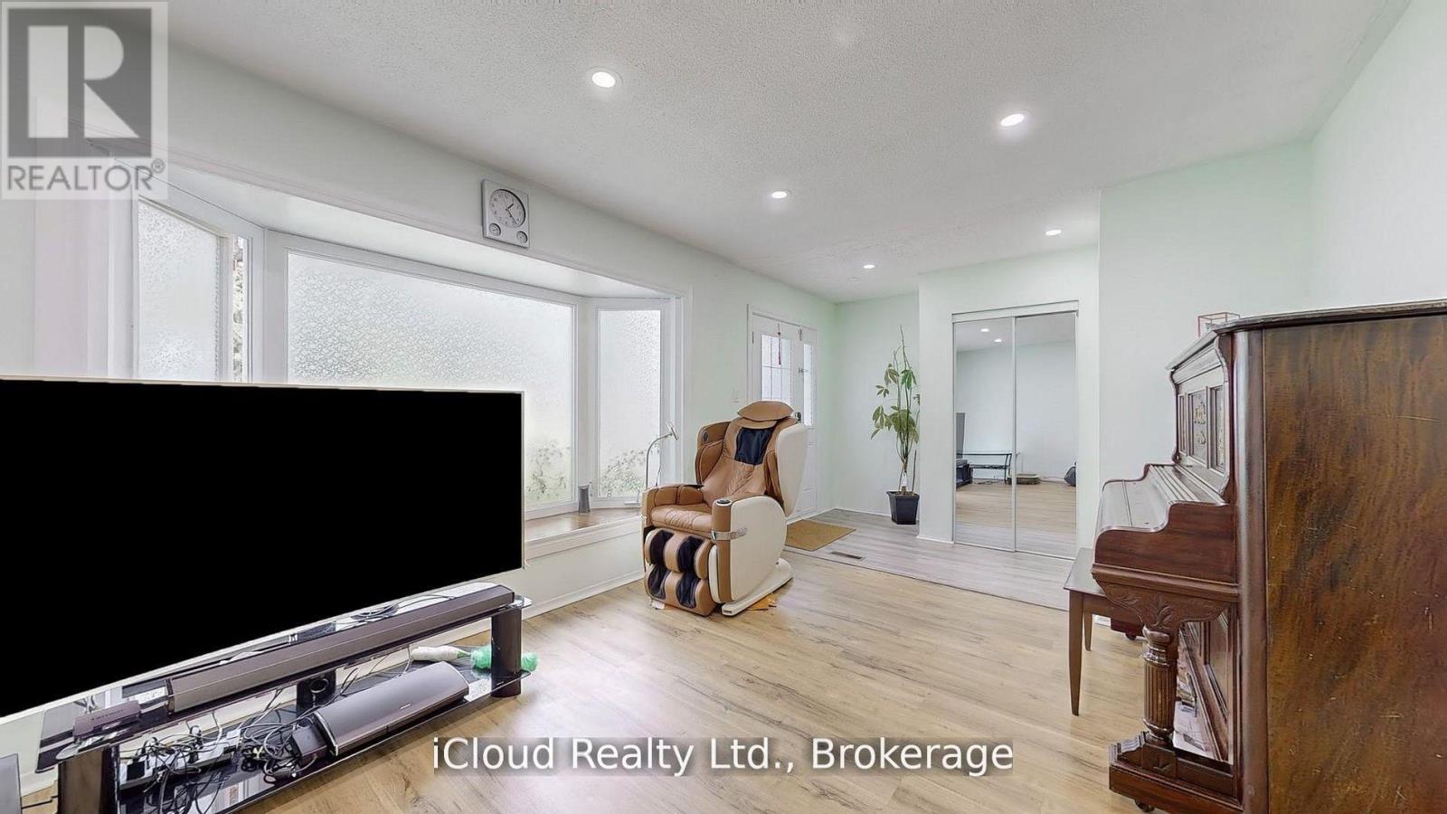 19 Flamingo Crescent, Brampton, Ontario  L6T 2G4 - Photo 4 - W13020480