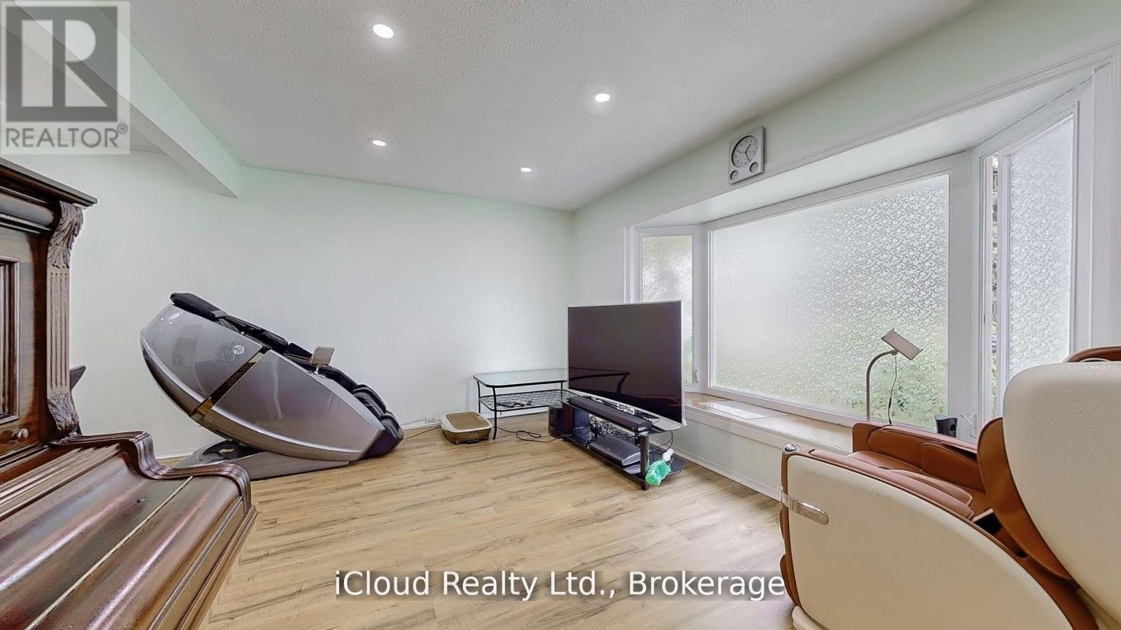 19 Flamingo Crescent, Brampton, Ontario  L6T 2G4 - Photo 5 - W13020480