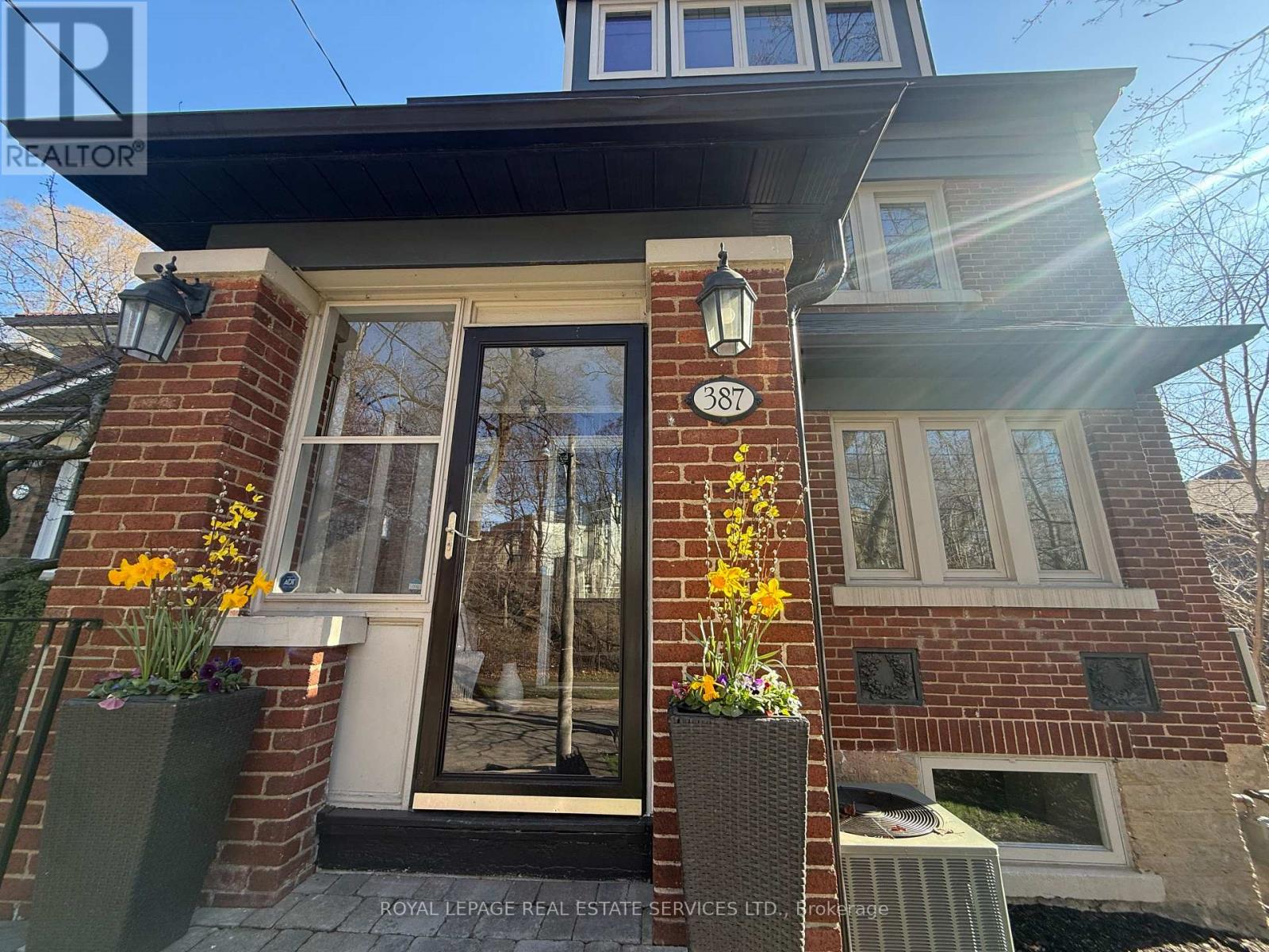 387 Kennedy Avenue, Toronto, Ontario  M6P 3C5 - Photo 4 - W13020526