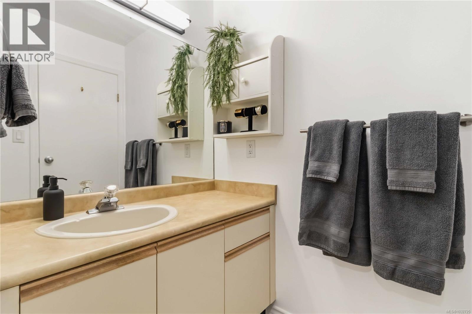 302 1436 Harrison St, Victoria, British Columbia  V8S 3S2 - Photo 18 - 1032725