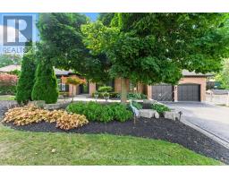 2 BLUEHERON LANE, Hamilton, Ontario