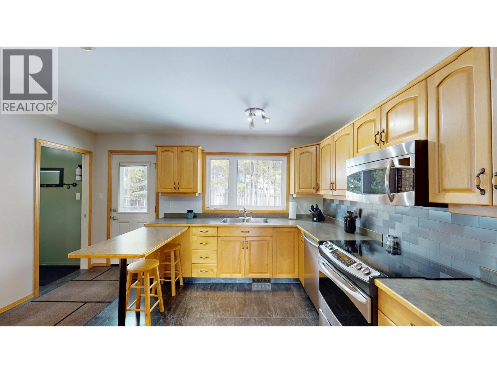 771 Ferguson Crescent, Elkford, British Columbia  V0B 1H0 - Photo 4 - 10375202