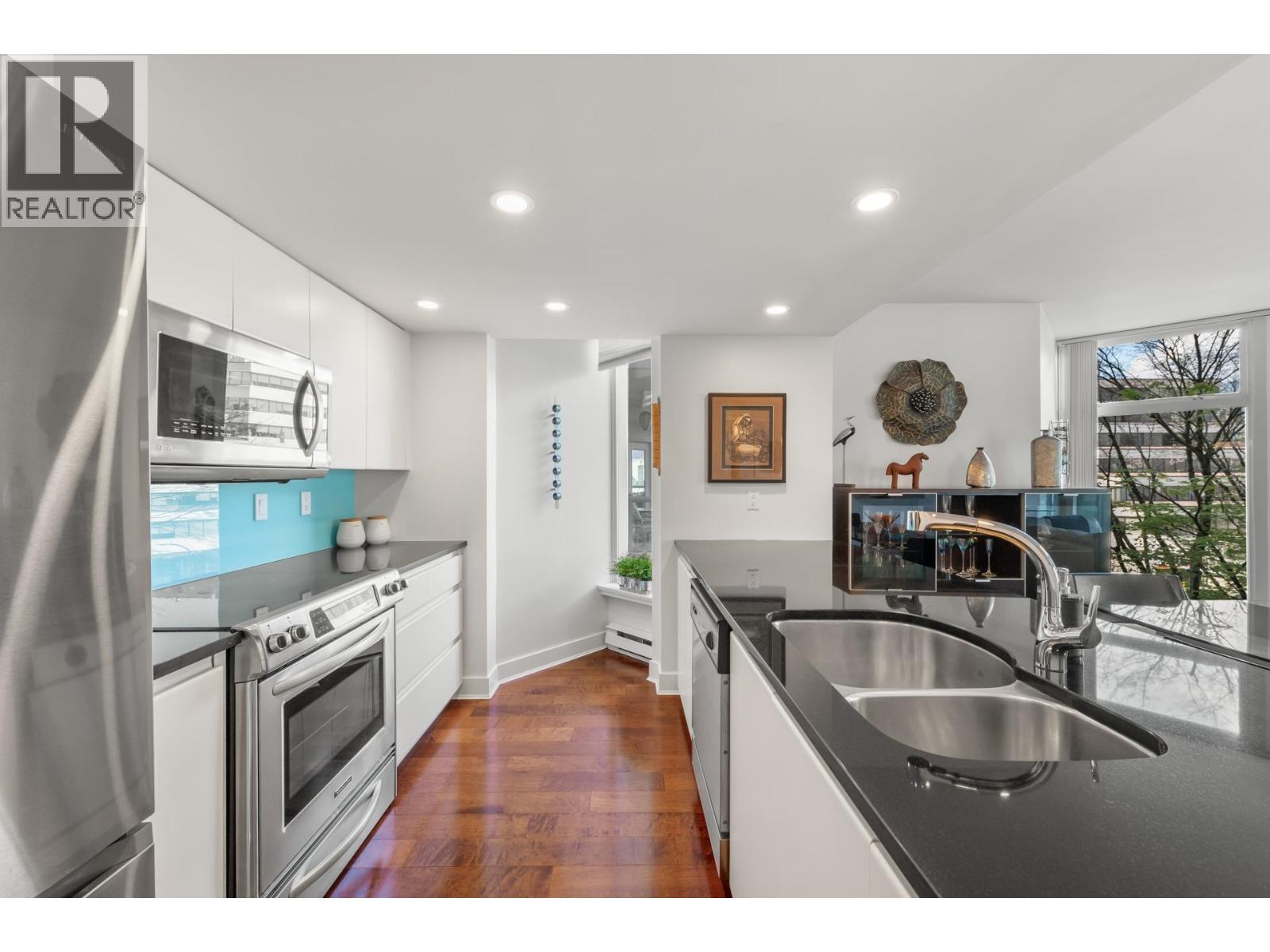 302 168 Chadwick Court, North Vancouver, British Columbia  V7M 3L4 - Photo 2 - R3113275