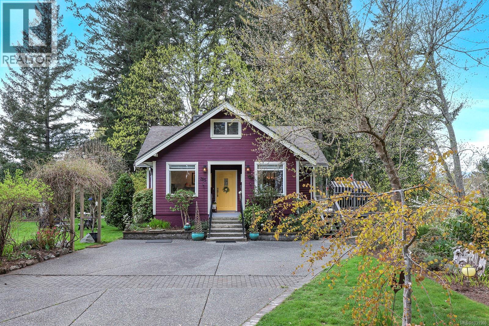 325 Harmston Ave, Courtenay, British Columbia