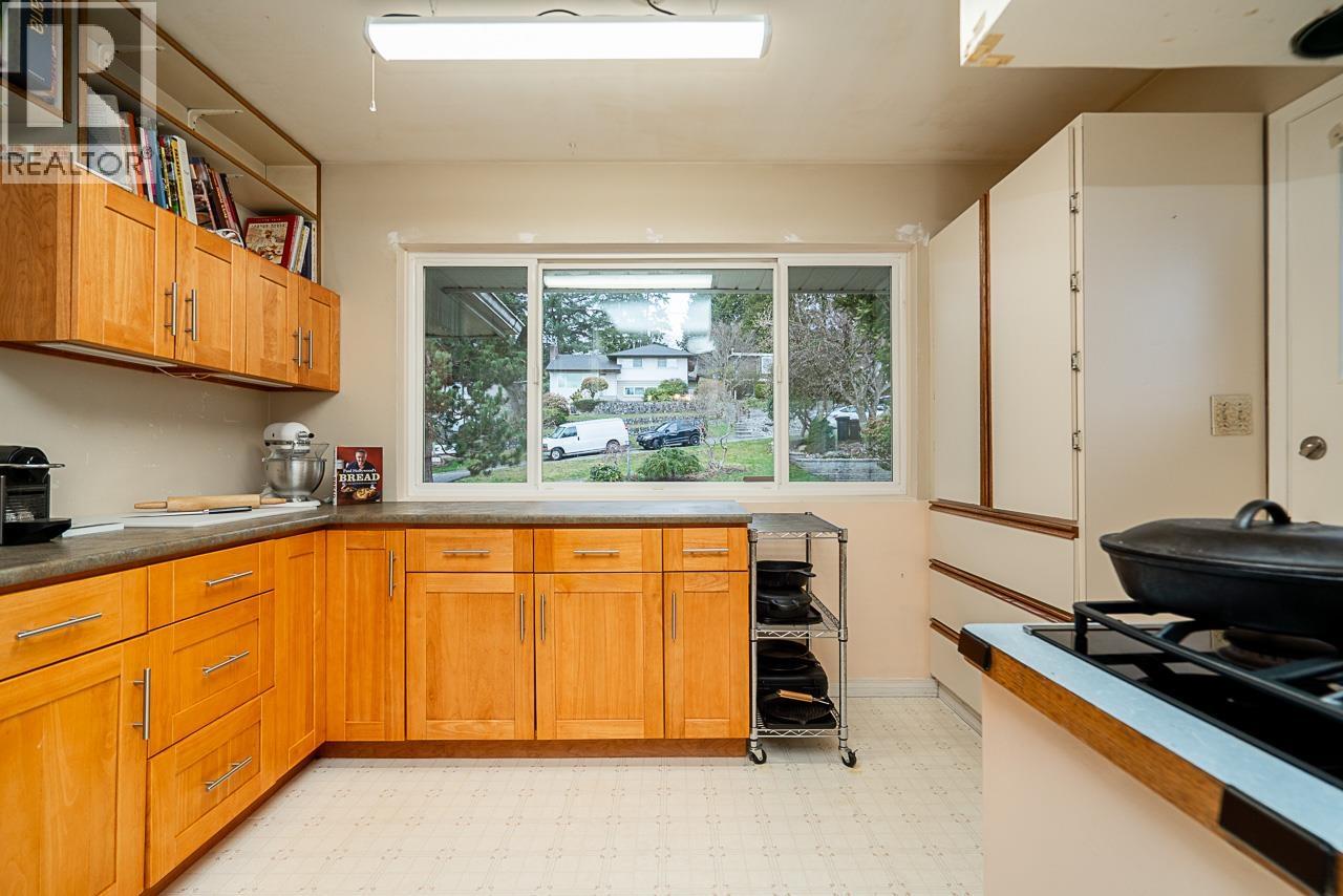 320 Seaforth Crescent, Coquitlam, British Columbia  V3K 2M4 - Photo 3 - R3113242