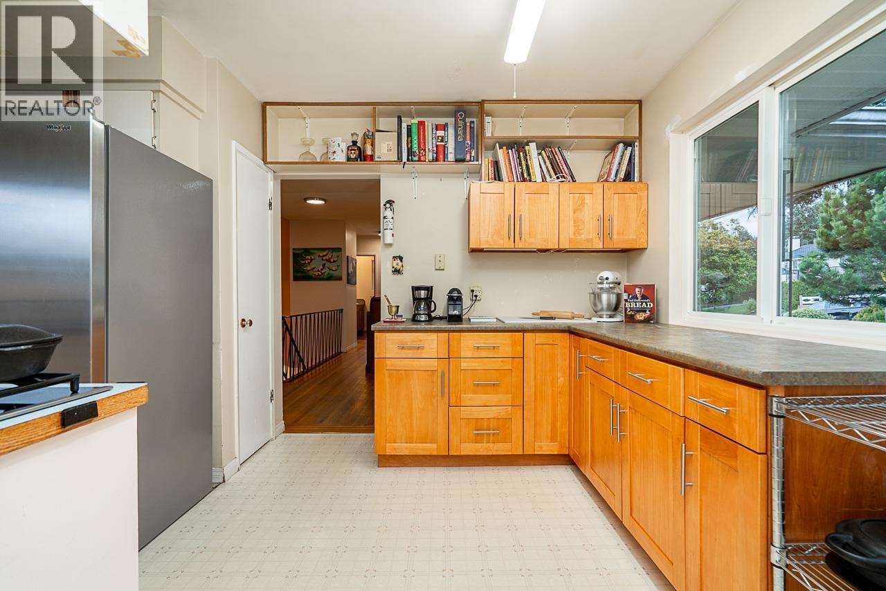 320 Seaforth Crescent, Coquitlam, British Columbia  V3K 2M4 - Photo 4 - R3113242