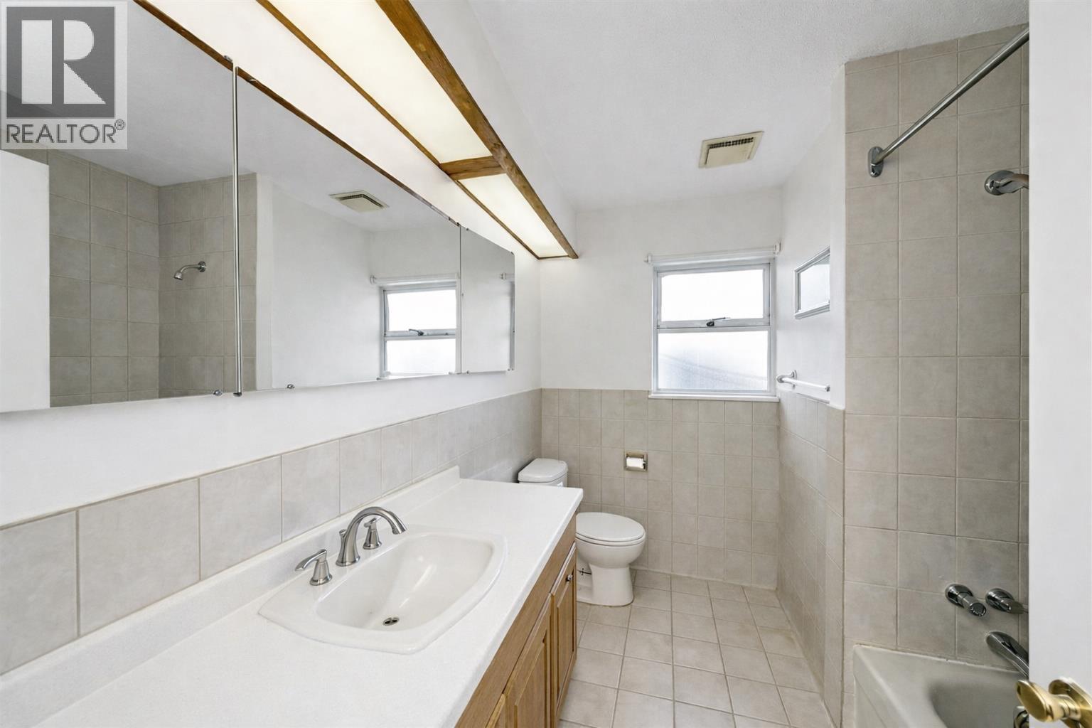 5220 Sunningdale Road, Burnaby, British Columbia  V5B 1M5 - Photo 18 - R3113248