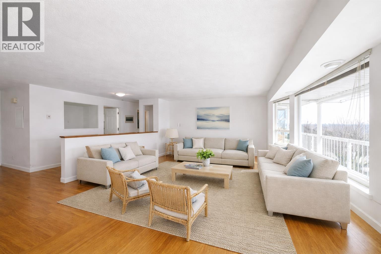 5220 Sunningdale Road, Burnaby, British Columbia  V5B 1M5 - Photo 2 - R3113248