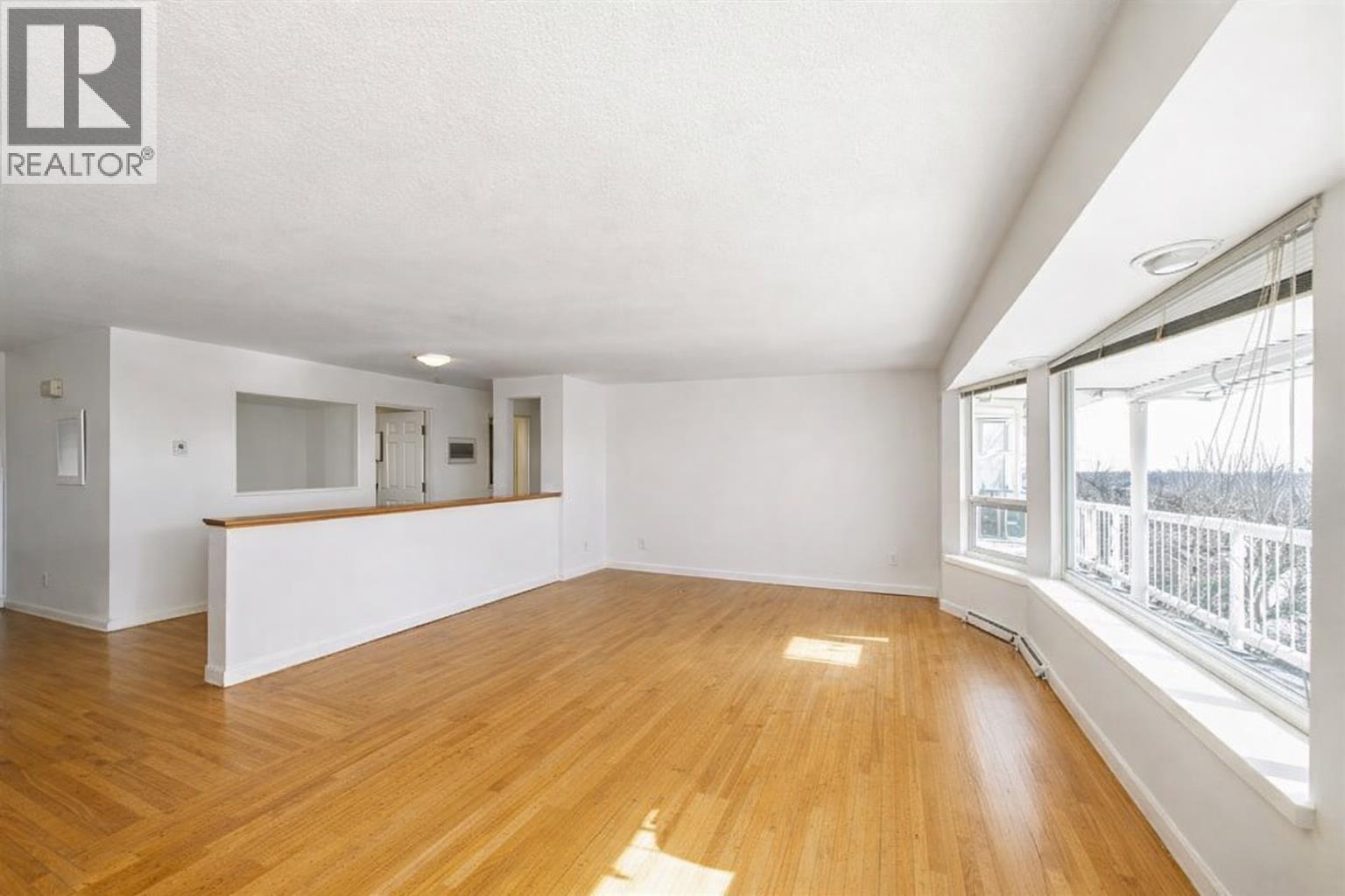 5220 Sunningdale Road, Burnaby, British Columbia  V5B 1M5 - Photo 3 - R3113248