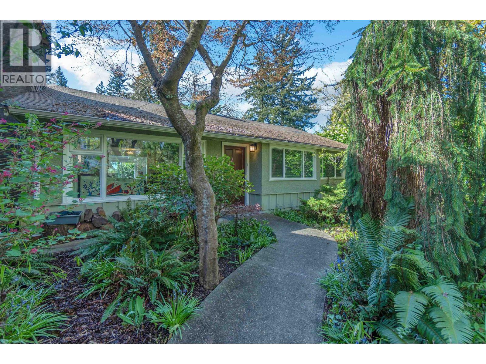 825 W 20TH STREET, North Vancouver, British Columbia